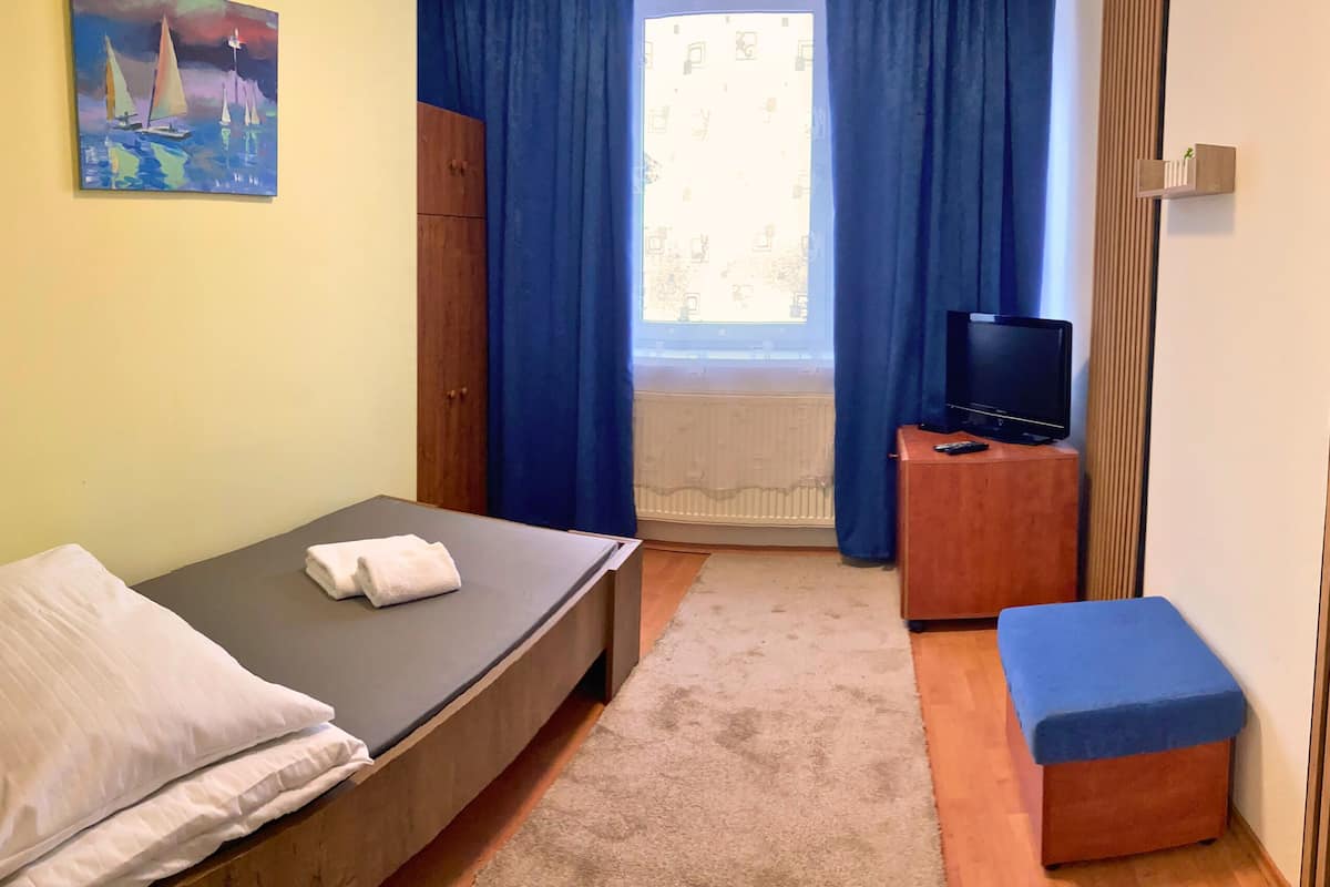 Kamar Single Klasik | Meja kerja dan seprai linen