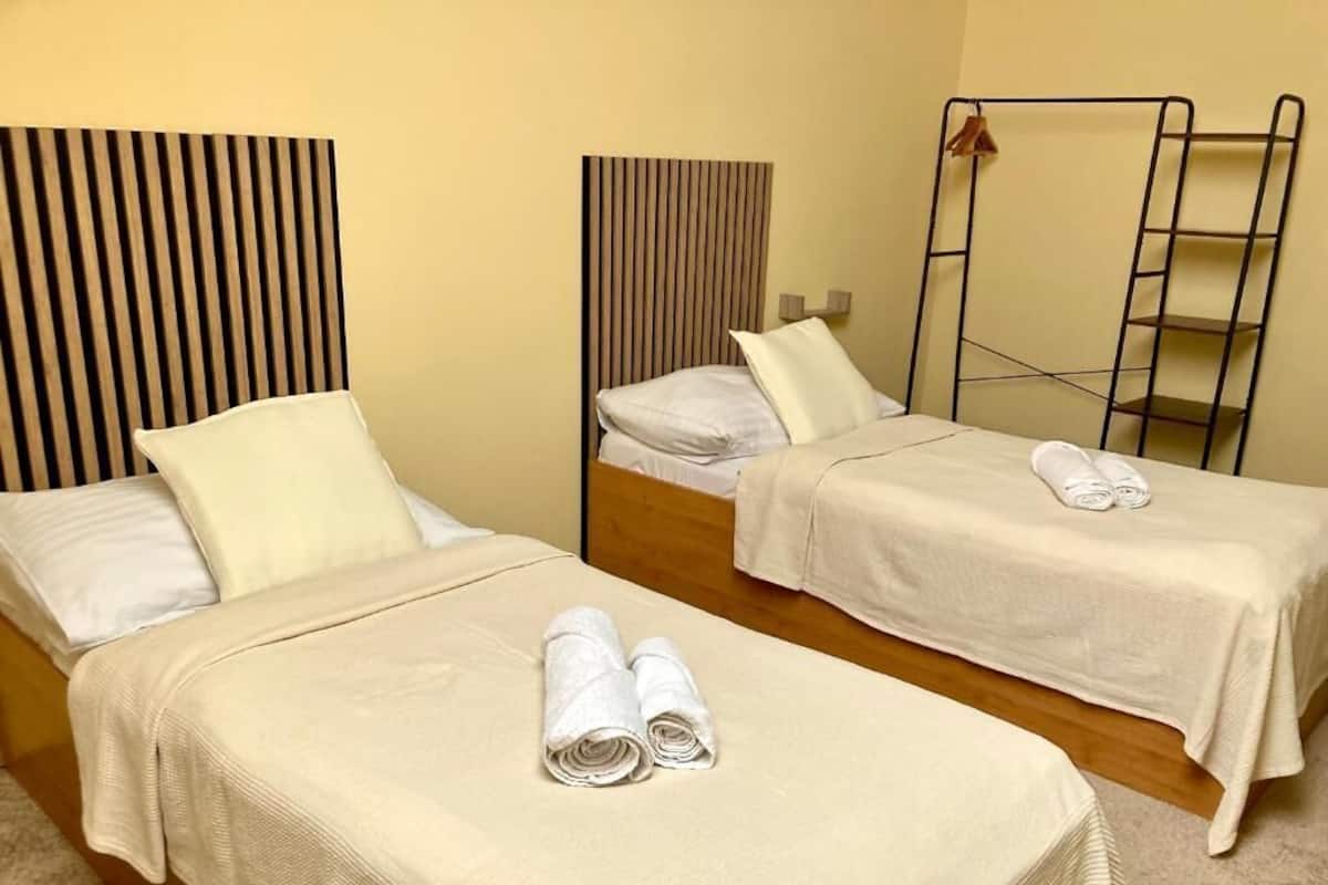 Kamar Double Klasik | Meja kerja dan seprai linen