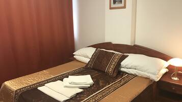 Kamar Double Klasik | Meja kerja dan seprai linen