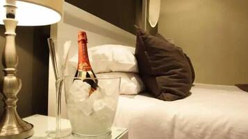 Honeymoon Room (suite) | Champagne service