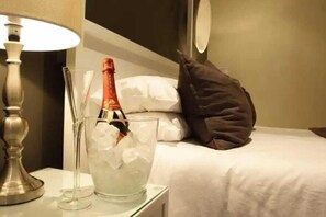 Honeymoon Room (suite) | Champagne service - Anchors Boutique Lodge (aManzimtoti)