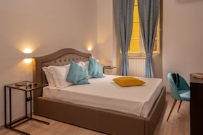 Een bureau, geluiddichte muren, gratis wifi, beddengoed