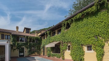 Mặt tiền nơi lưu trú