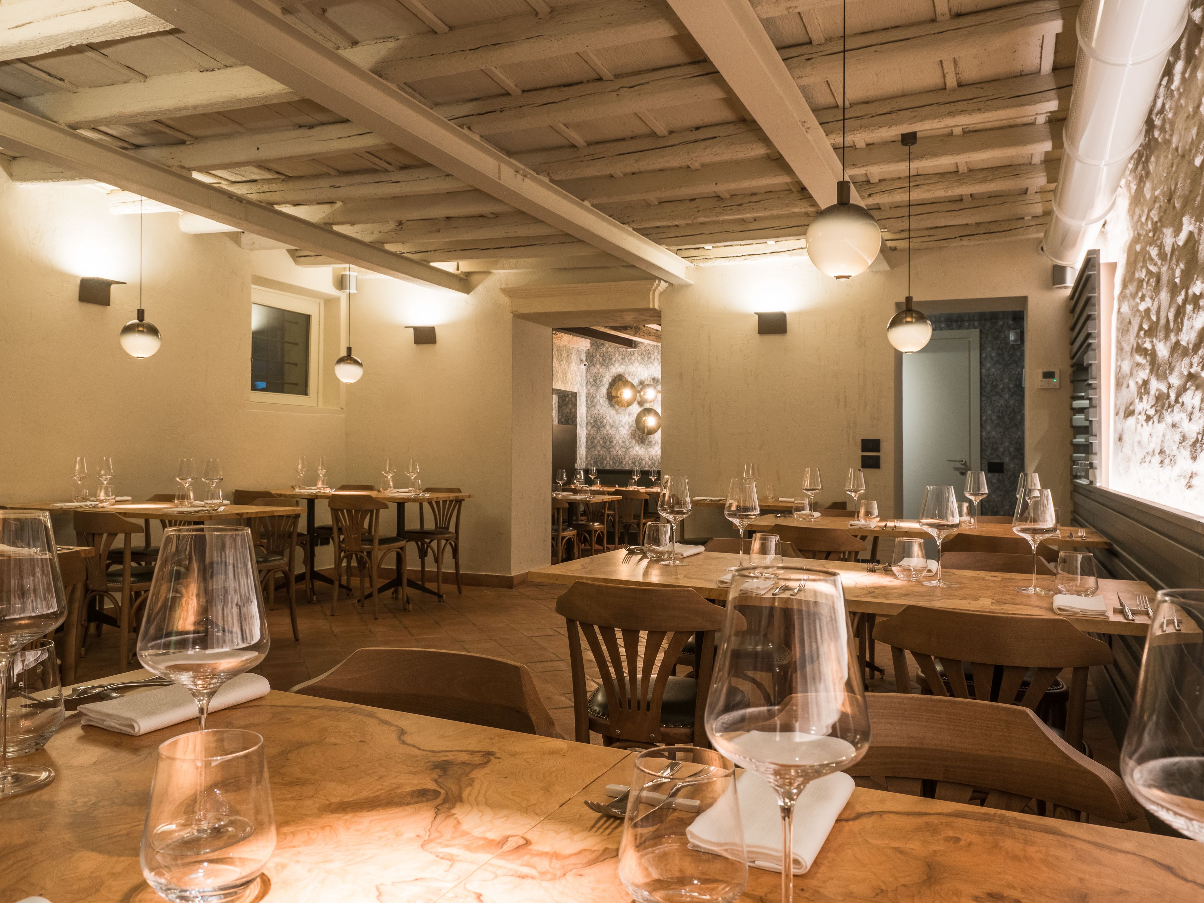 حيث تُقدم وجبات الإفطار، الغداء، العشاء، خيارت الطبخ المحلي والعالمي