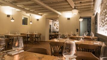 Se sirven desayunos, comidas, cenas y cocina local e internacional