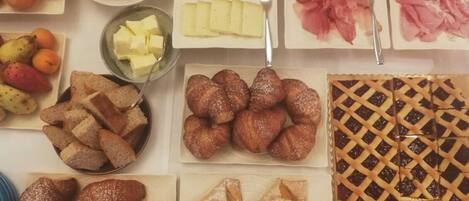 Diverse desserts en fruit op een tafel.