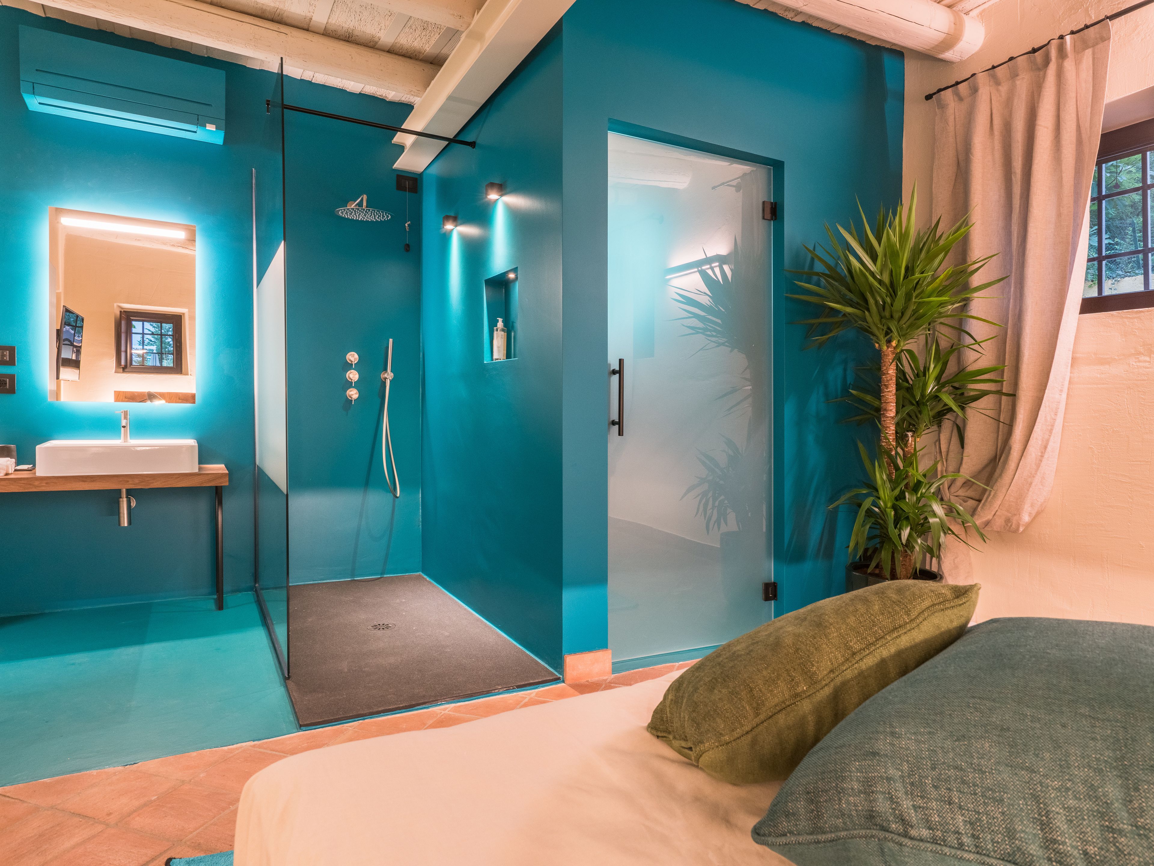 أغطية فراش متميزة وألحفة محشوة بالريش وأسرّة بطبقة علوية مريحة وميني بار