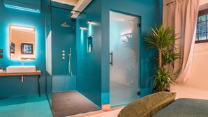 A modern bathroom with a glass shower enclosure, a sink, and a mirror. - Cà Toresele Relais Osteria Garden (Verona)