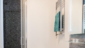 Ducha, artículos de tocador gratuitos, secador de pelo, toallas