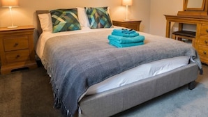 Cortinas blackout, wifi gratis y ropa de cama 