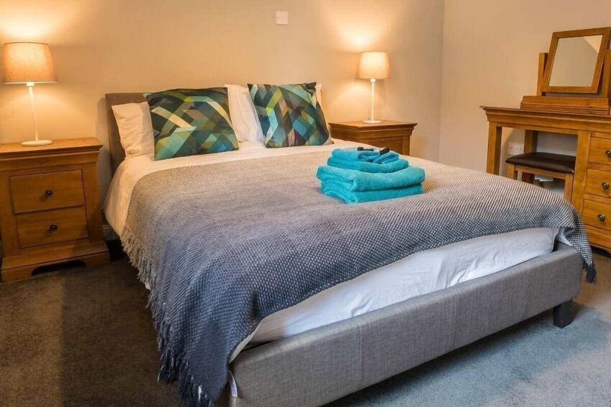Habitación doble | Cortinas opacas, wifi gratis, ropa de cama