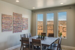 Dining - Desert Family Fun! Resort Pool+ 2 Huge Family Rooms, AirHockey, Scooters (Washington)