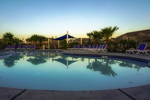 Utomhuspool och uppvärmd pool