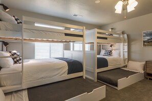 4 bedrooms, iron/ironing board, WiFi, bed sheets - Desert Family Fun! Resort Pool+ 2 Huge Family Rooms, AirHockey, Scooters (Washington)