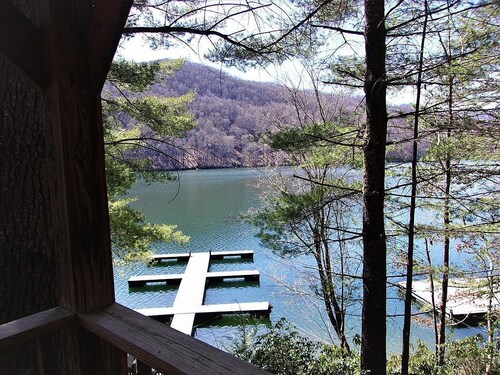 BEARADISE CABIN AT NANTAHALA LAKE  3-BEDROOMS 2-BATH SLEEPS 10 PEOPLE