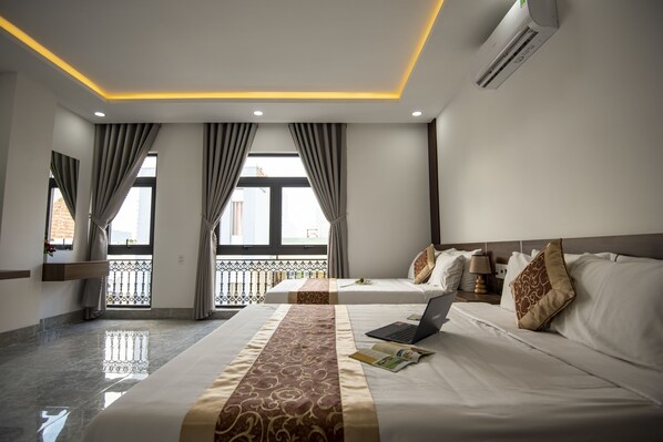 Deluxe Triple Room | Minibar, soundproofing, free WiFi, bed sheets
