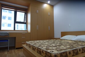 2 bedrooms, desk, internet