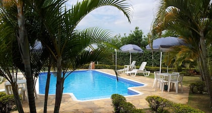 Sitio - Comodidad y seguridad - 4 suites - 114 KM desde SP - Gran piscina climatizada