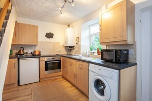Traditional Cottage | Private kitchen | Fridge, oven, stovetop, electric kettle - Ferncliff cottage - in Peak Distric (Glossop)