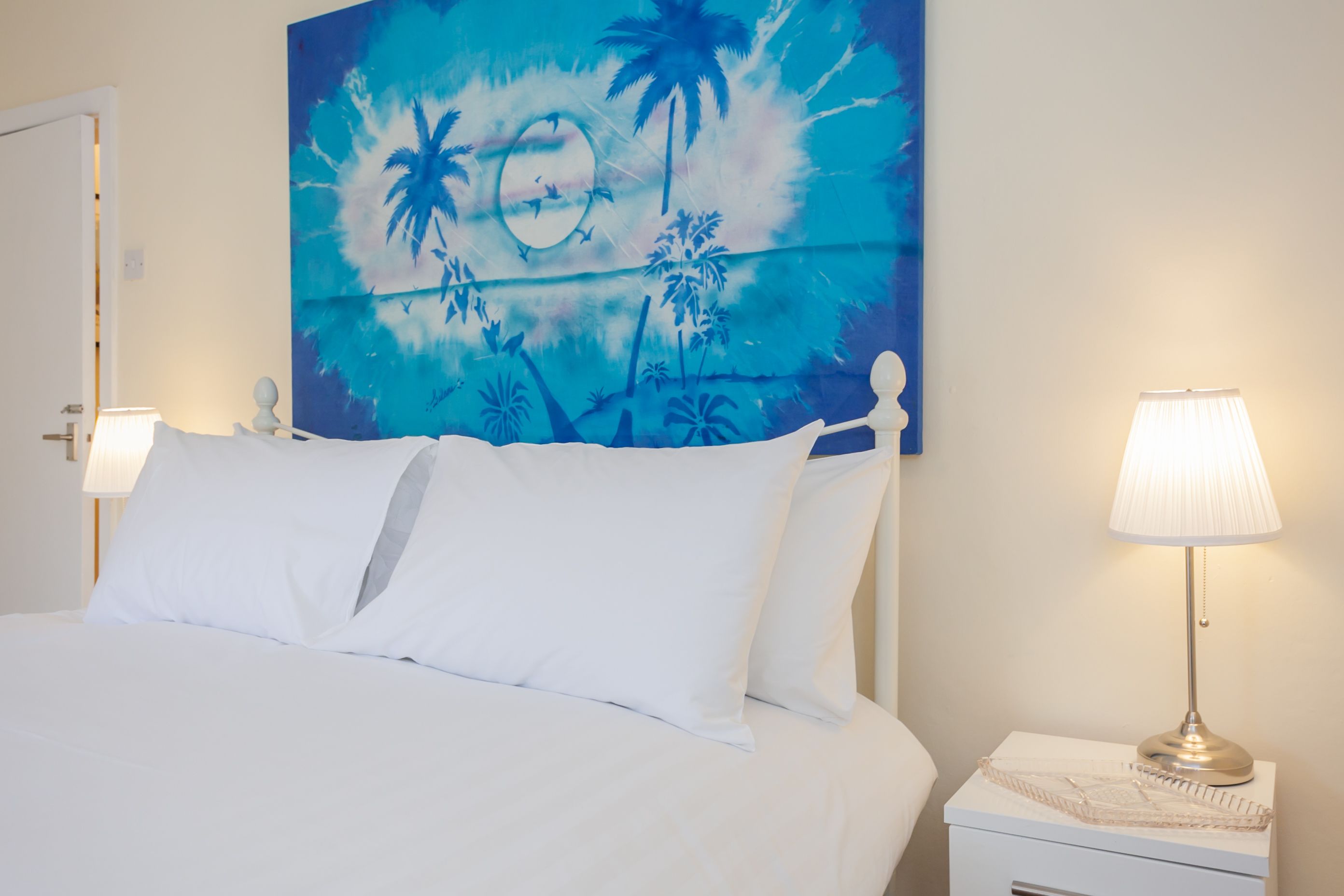 Chaumière traditionnelle | 2 chambres, décor unique, ameublement unique, bureau