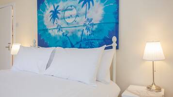 Chaumière traditionnelle | 2 chambres, décor unique, ameublement unique, bureau