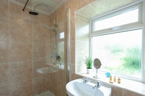 Traditional Cottage | Bathroom | Shower, free toiletries, towels - Ferncliff cottage - in Peak Distric (Glossop)