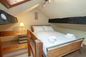 Chaumière traditionnelle | 2 chambres, décor unique, ameublement unique, bureau