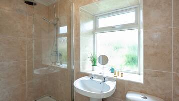 Traditional Cottage | Bathroom | Shower, free toiletries, towels