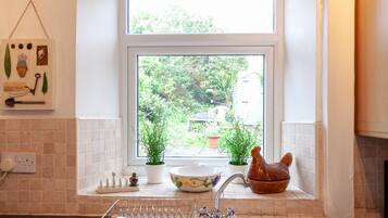 Chaumière traditionnelle | Cuisine privée | Réfrigérateur, un four, surface de cuisson, bouilloire électrique