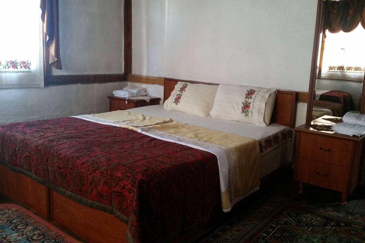 Egyptian cotton sheets, premium bedding, individually decorated