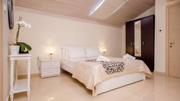 Deluxe Double Room | 3 bedrooms, premium bedding, soundproofing, iron/ironing board