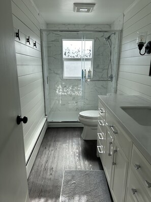 Combined shower/bathtub, hair dryer, towels, soap - Hyannis Harborview -4BR Harbor Retreat + Beach Pass Included (Barnstable)