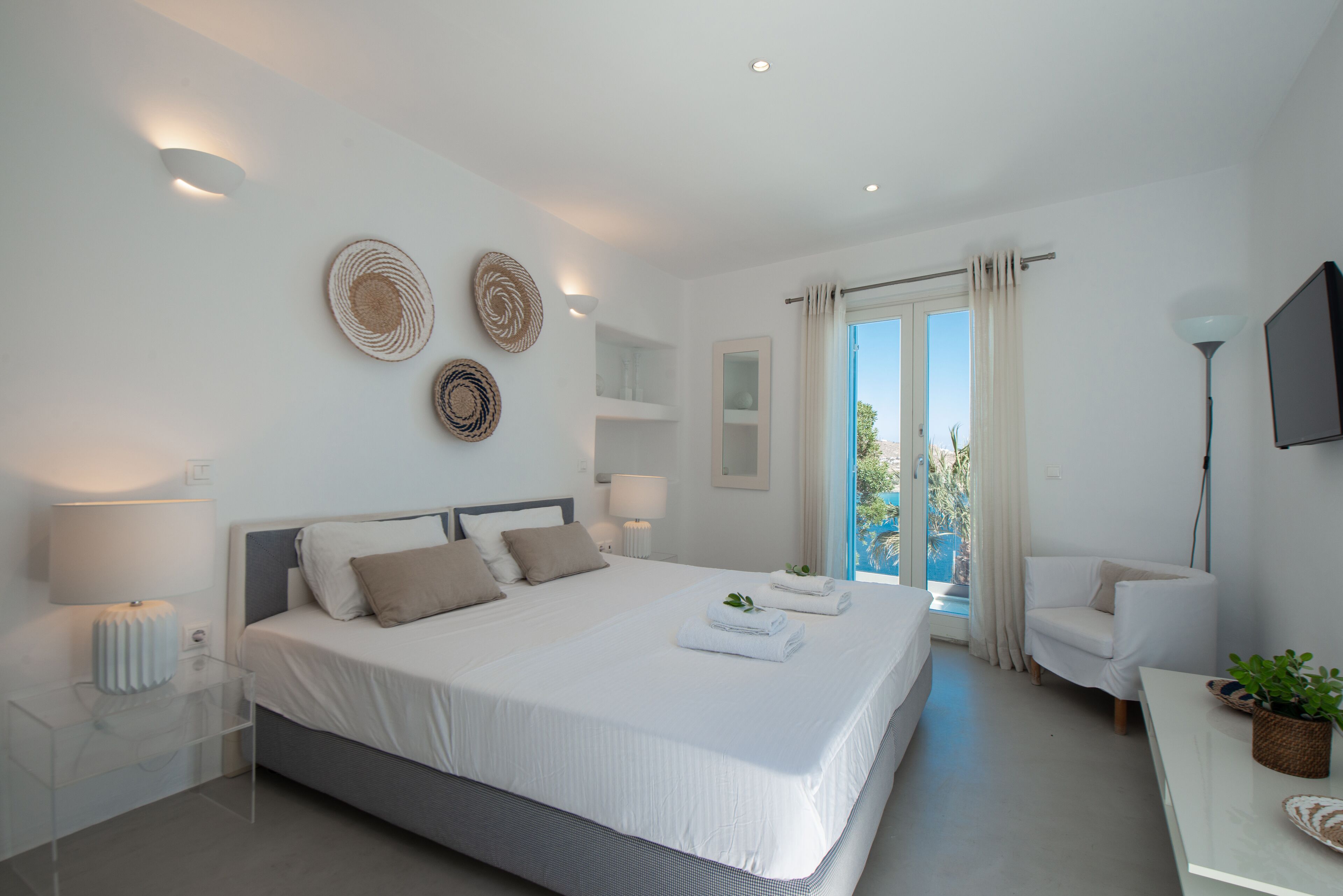 Caja de seguridad en la habitación, escritorio y cortinas blackout 