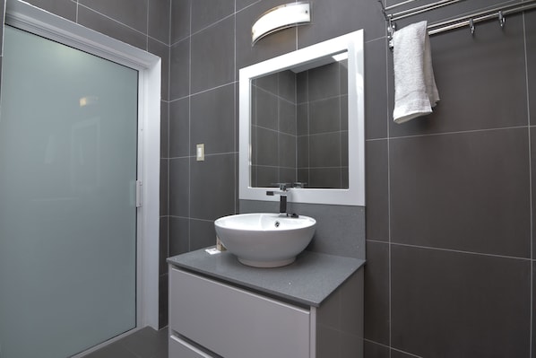 Bathroom - Queens Apartments (Paramaribo)