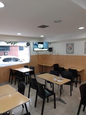 Café da manhã continental grátis todos os dias