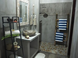 Serviettes fournies, savon, papier toilette