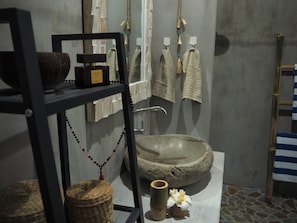 Toallas, jabón, papel de baño 