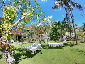 Property grounds - Green CoCo house with garden view,1min walk from the beach (Abang)
