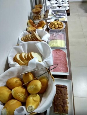 Café da manhã com buffet grátis todos os dias