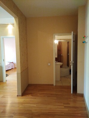 3 多间卧室、客房内保险箱、办公桌、床单