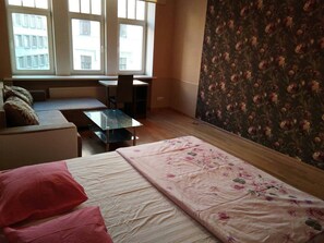 3 soveværelser, pengeskab på værelset, skrivebord, sengetøj