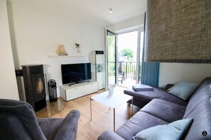 Kapitänshaus 4 | 客廳 | 平面電視、壁爐、Netflix、串流服務