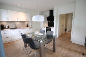 Kapitänshaus 4 | ครัวส่วนตัว | ตู้เย็นขนาดใหญ่, ไมโครเวฟ, เตาอบ, เตาประกอบอาหาร