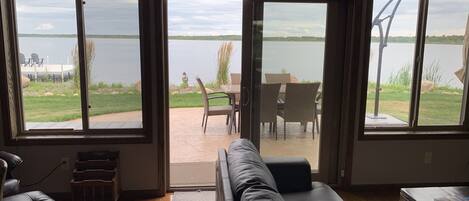 Smart TV, fireplace, DVD player, table tennis