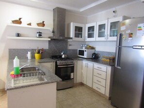 KĂŒhlschrank, Ofen, Herdplatte, Wasserkocher