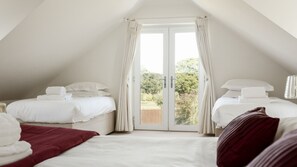 6 bedrooms, iron/ironing board, free WiFi, bed sheets - La Dolce Vita (Wimborne)