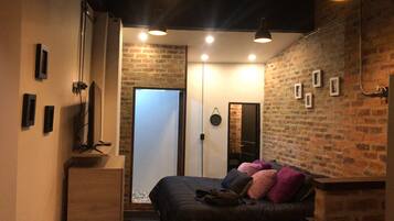 1 bedroom, desk, WiFi