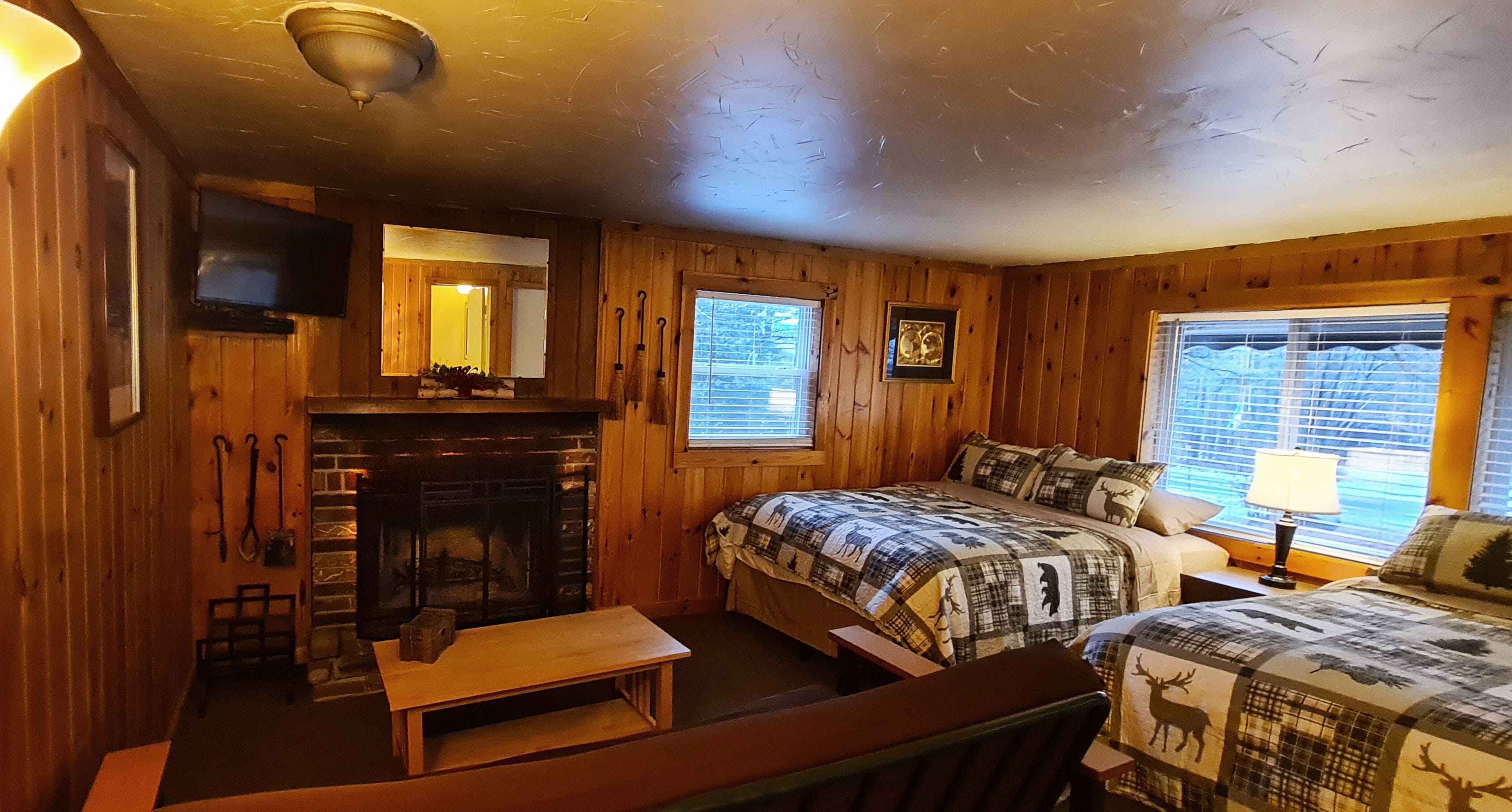 Traditional Chalet Cedar | Individually furnished, free WiFi, bed sheets, wheelchair access