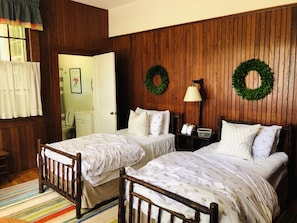 4 bedrooms, iron/ironing board, WiFi, bed sheets