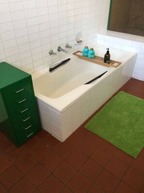 Badekar, håndklæder, Sæbe, Toiletpapir
